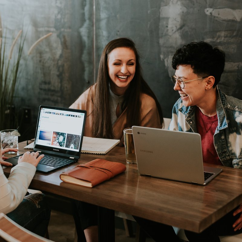 Menschen an Laptops