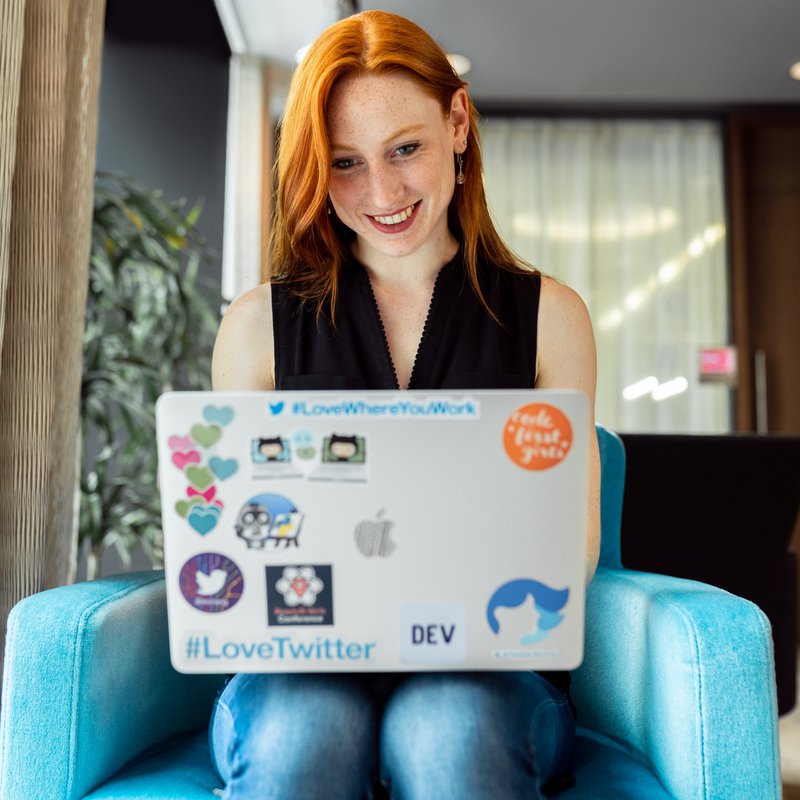Frau mit Laptop