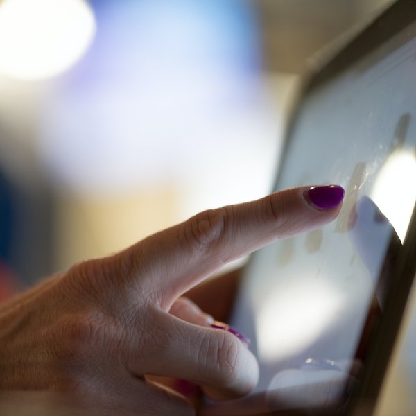 Hand mit Tablet